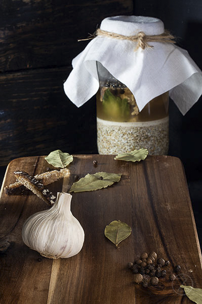 ŻREM.PL, FOT. MICHAŁ ŁEPECKI, ZAKWAS, ZAKWAS ŻYTNI, ŻUREK, BARSZCZ, BARSZCZ BIAŁY, RAZOWY, WODA, MĄKA, TYP 2000, SŁOIK, HEALTHY FOOD, BREAD, CHLEB, CHLEB RAZOWY, FOTOGRAFIA, FOTOGRAFIA KULINARNA, FIT