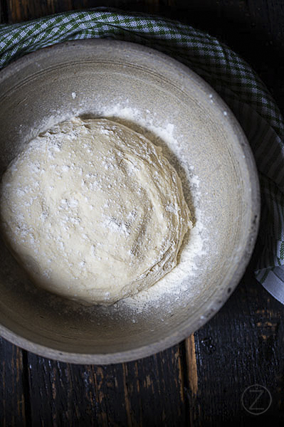 ŻREM.PL, FOT. MICHAŁ ŁEPECKI, FLAMMKUCHEN Z BOCZKIEM I CEBULĄ, FOTOGRAFIA KULINARNA