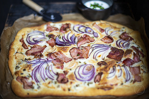 ŻREM.PL, FOT. MICHAŁ ŁEPECKI, FLAMMKUCHEN Z BOCZKIEM I CEBULĄ, FOTOGRAFIA KULINARNA