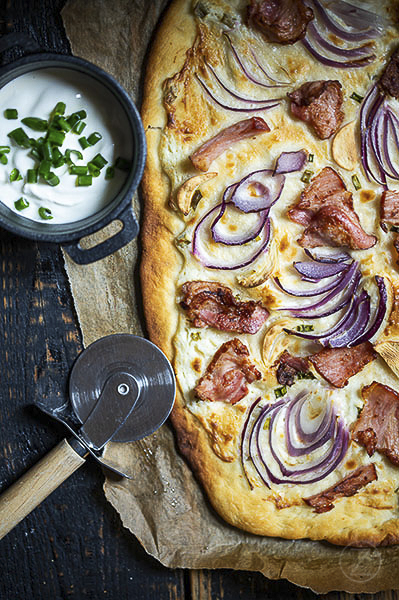 ŻREM.PL, FOT. MICHAŁ ŁEPECKI, FLAMMKUCHEN Z BOCZKIEM I CEBULĄ, FOTOGRAFIA KULINARNA