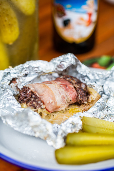 ŻREM.PL, FOT. MICHAŁ ŁEPECKI,FOTOGRAFIA KULINARNA,, GRILLOWANA KASZANKA Z KAPUSTĄ, KAPUSTA KISZONA, KASZANKA, GRILL, BOCZEK