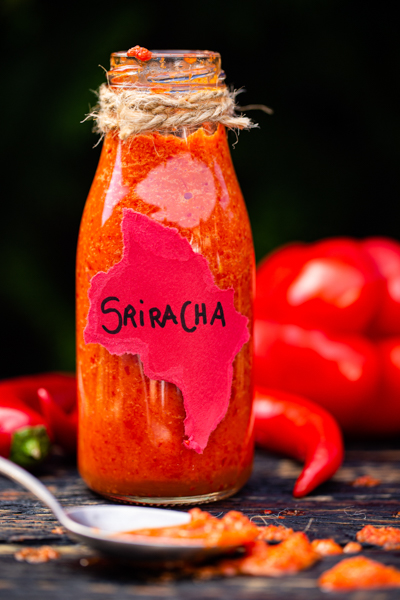 ŻREM.PL - FOT. MICHAŁ ŁEPECKI - STYLIZACJA KATARZYNA ŁEPECKA - FOTOGRAFIA KULINARNA - FOTOGRAFIA PRODUKTOWA - FASOLKA SZPARAGOWA Z SOSEM SRIRACHA - SOS SRIRACHA - CZARNY SEZAM - SEZAM - ORZESZKI - ORZESZKI PINII - PĘCZAK