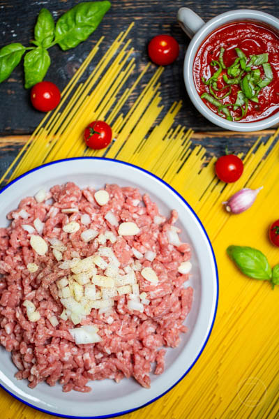 ŻREM.PL, FOT. MICHAŁ ŁEPECKI, CZERWONE SPAGHETTI, FOTOGRAFIA KULINARNA