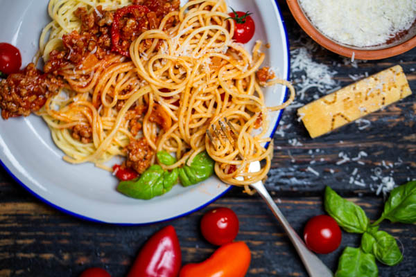 ŻREM.PL, FOT. MICHAŁ ŁEPECKI, CZERWONE SPAGHETTI, FOTOGRAFIA KULINARNA