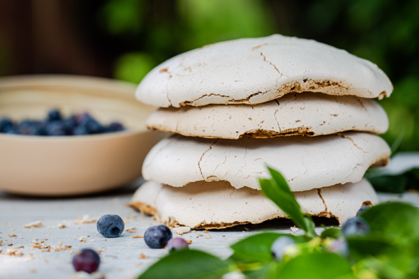 ŻREM.PL - FOT. MICHAŁ ŁEPECKI - STYLIZACJA KATARZYNA ŁEPECKA - PAVLOVA - TORT - TORT BEZOWY - BEZY - BEZA - OWOCE - MASCARPONE - CUKIER PUDER - BORÓWKI AMERYKAŃSKIE - MALINY - JEŻYNY