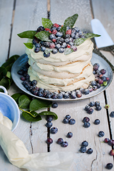 ŻREM.PL - FOT. MICHAŁ ŁEPECKI - STYLIZACJA KATARZYNA ŁEPECKA - PAVLOVA - TORT - TORT BEZOWY - BEZY - BEZA - OWOCE - MASCARPONE - CUKIER PUDER - BORÓWKI AMERYKAŃSKIE - MALINY - JEŻYNY