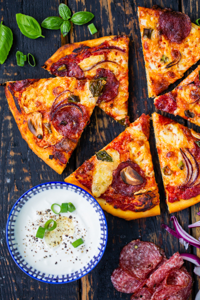 ŻREM.PL, FOT. MICHAŁ ŁEPECKI, FOTOGRAFIA KULINARNA, FOTOGRAFIA PRODUKTOWA, PIZZA SALAMI, WŁOSKA PIZZA, SALAME, PEPPERONI