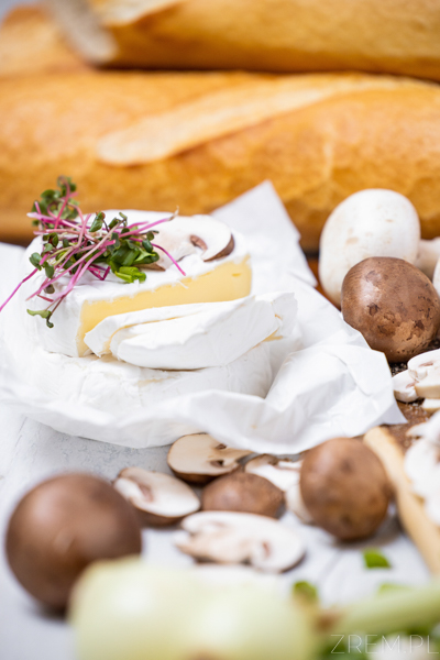 ŻREM.PL - FOT. MICHAŁ ŁEPECKI - STYLIZACJA I DESIGN ORAZ CERAMIKA KATARZYNA ŁEPECKA - ZAPIEKANKA - BAGIETKA - SER - PIECZARKI - CEBULKA - BRIE