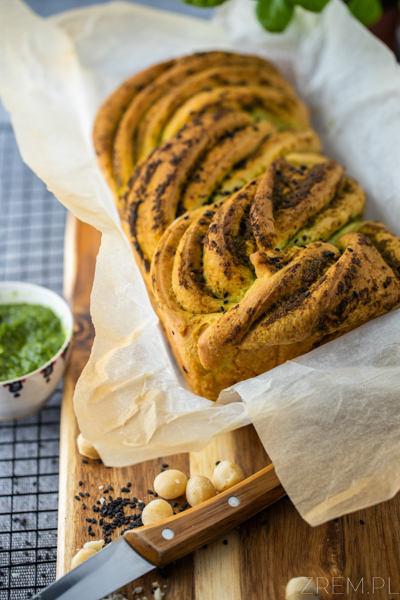 ŻREM.PL-FOT.-MICHAŁ-ŁEPECKI-STYLIZACJA-I-DESIGN-ORAZ-CERAMIKA-KATARZYNA-ŁEPECKA-BUCHTA-PESTO-BAZYLIA-NATKA-PIETRUSZKI-CZARNY-SEZAM-DROŻDŻOWE - ZIELONE PESTO