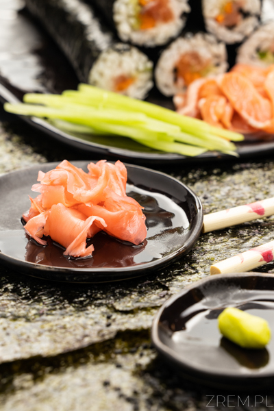 ŻREM.PL-FOT.-MICHAŁ-ŁEPECKI-STYLIZACJA-I-DESIGN-ORAZ-CERAMIKA-KATARZYNA-ŁEPECKA- POLISH SUSHI - SUSHI-NORI-PSTRAG-YECZOWY-POLISH-MARCHEWKA-OGOREK-WASABI-SOYA-SAUCE-SOS-SOJOWY-CZARNY-SEZAM