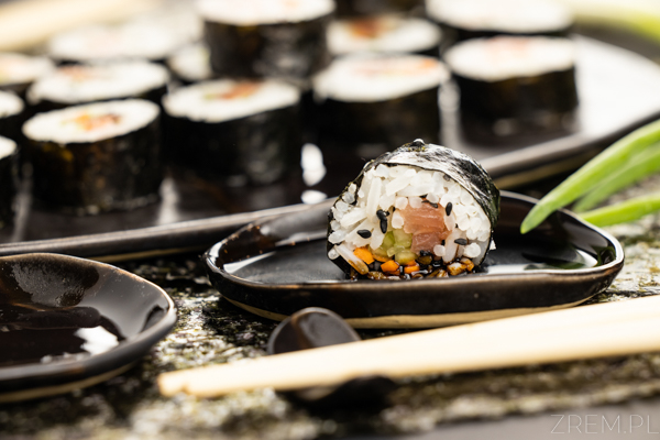 ŻREM.PL-FOT.-MICHAŁ-ŁEPECKI-STYLIZACJA-I-DESIGN-ORAZ-CERAMIKA-KATARZYNA-ŁEPECKA- POLISH SUSHI - SUSHI-NORI-PSTRAG-YECZOWY-POLISH-MARCHEWKA-OGOREK-WASABI-SOYA-SAUCE-SOS-SOJOWY-CZARNY-SEZAM