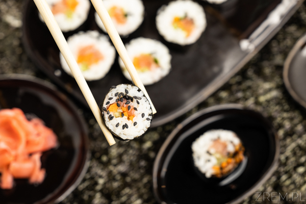 ŻREM.PL-FOT.-MICHAŁ-ŁEPECKI-STYLIZACJA-I-DESIGN-ORAZ-CERAMIKA-KATARZYNA-ŁEPECKA- POLISH SUSHI - SUSHI-NORI-PSTRAG-YECZOWY-POLISH-MARCHEWKA-OGOREK-WASABI-SOYA-SAUCE-SOS-SOJOWY-CZARNY-SEZAM